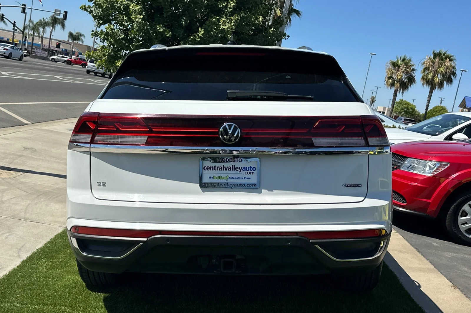 Used 2024 White Volkswagen 2.0T SE with Technology image 5