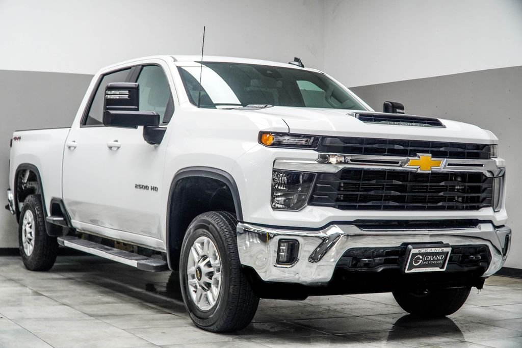 Used 2025 White Chevrolet LT image 4