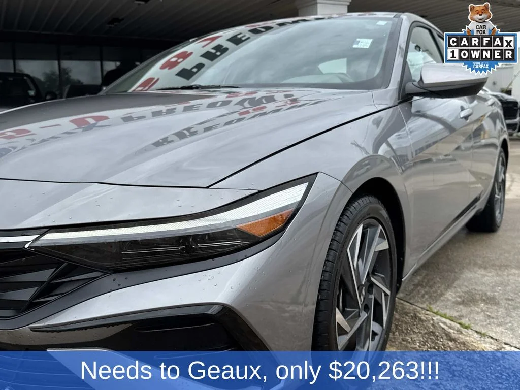 Used 2025 Silver Hyundai SEL Convenience image 7