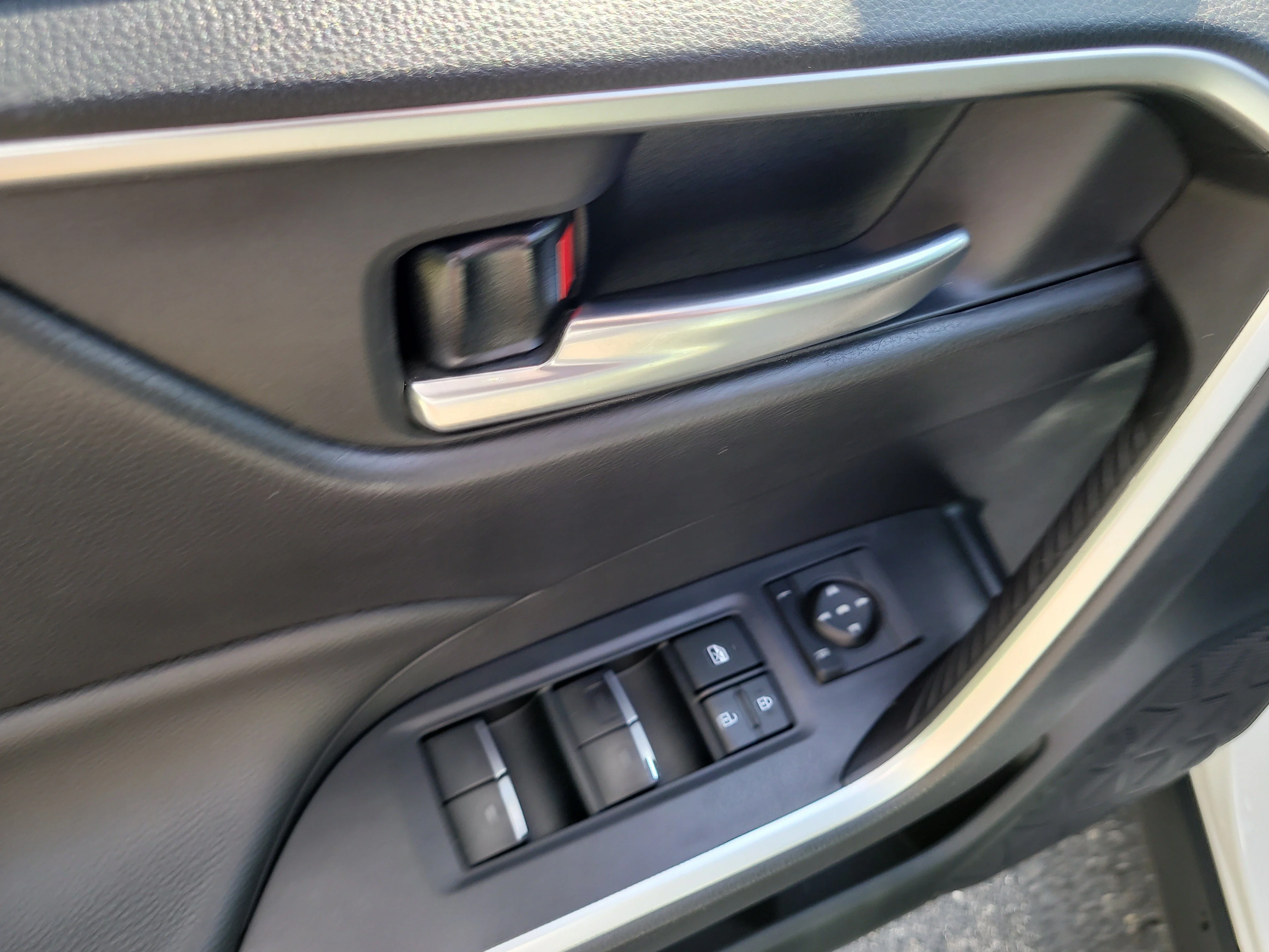 Certified Used 2025 Ice Toyota Hybrid XLE image 18
