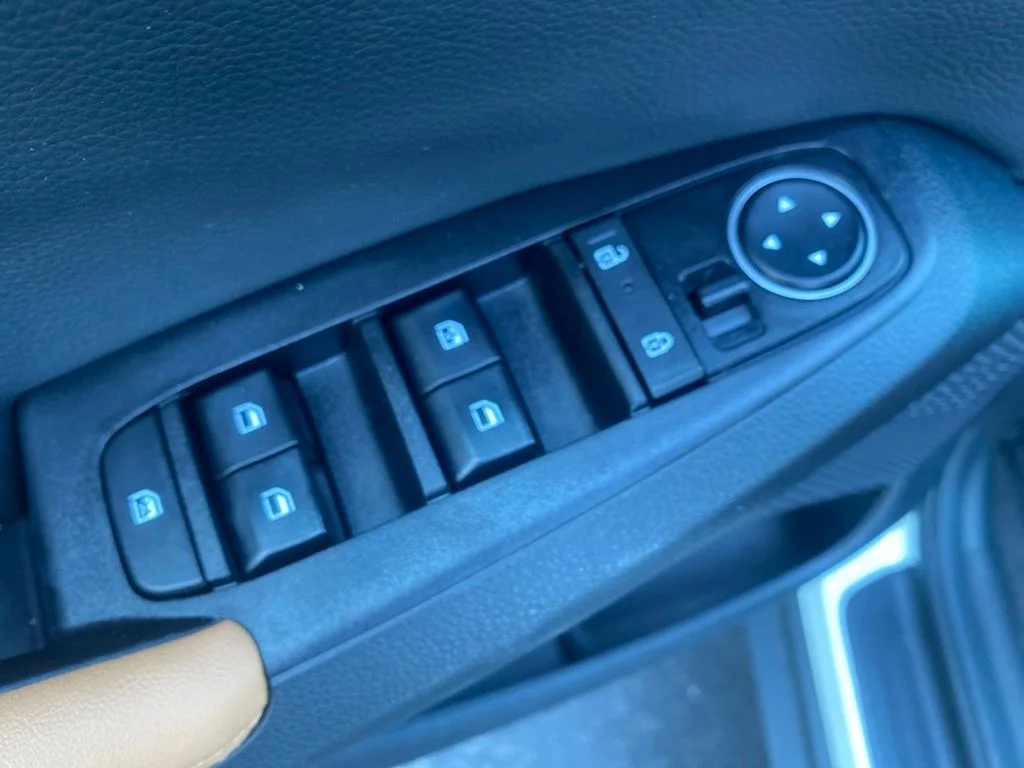 Used 2024 Snow White Pearl Kia EX image 18