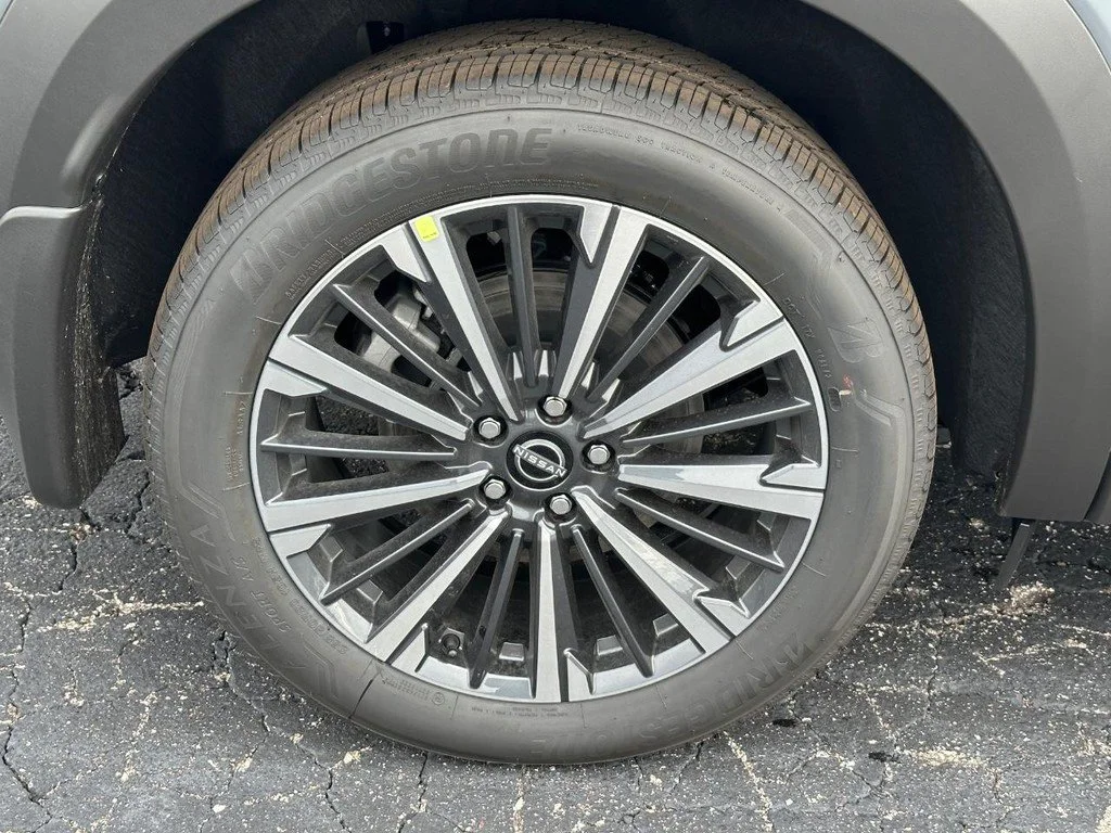 New 2026 Boulder Gray Pearl / Super Black Two-tone Nissan Platinum image 4