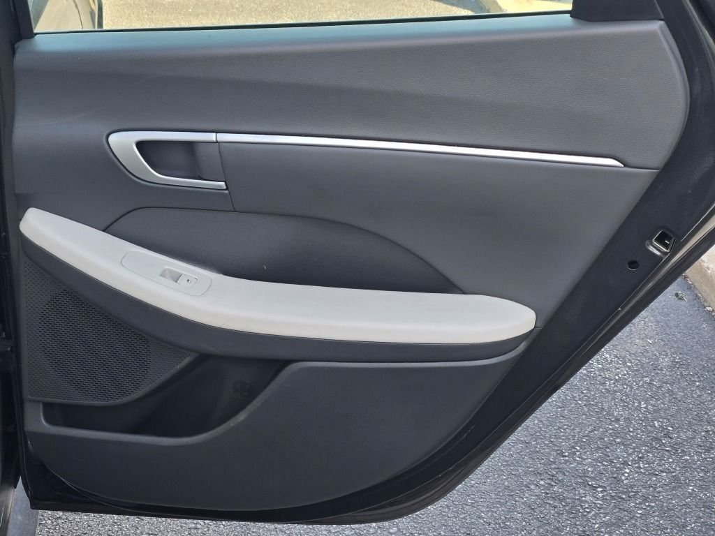 Used 2025 Gray Hyundai SEL image 9
