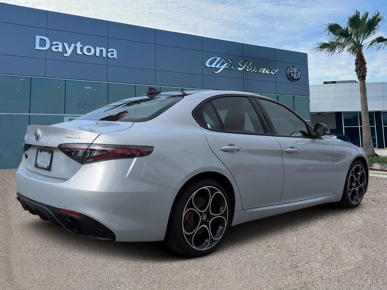 New 2026 Moonlight Gray Metallic Exterior Paint Alfa Romeo  image 3
