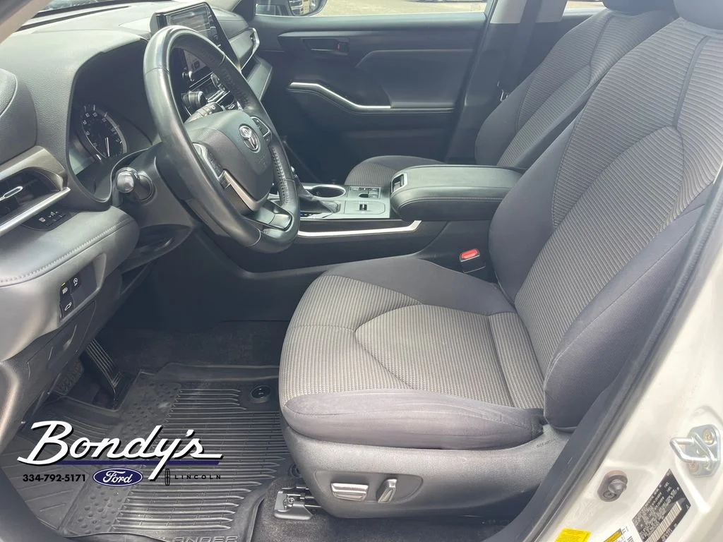 Used 2023 Pearl Toyota LE image 10