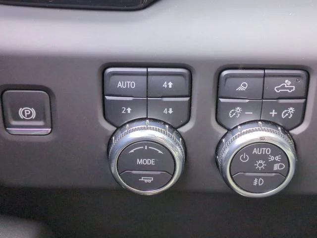 Used 2025 White GMC AT4 image 16