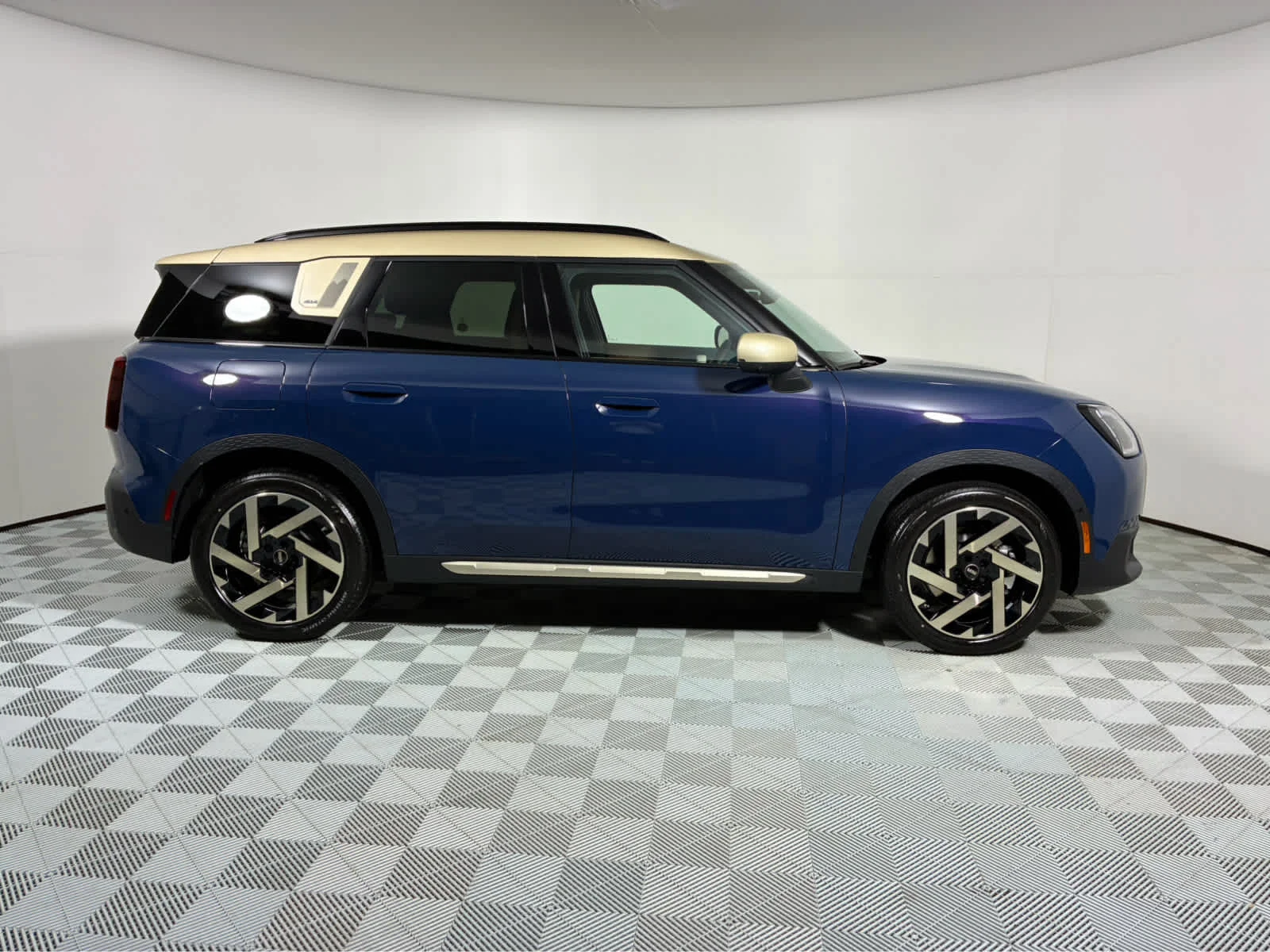 New 2027 Indigo Sunset Blue Metallic MINI Iconic image 2