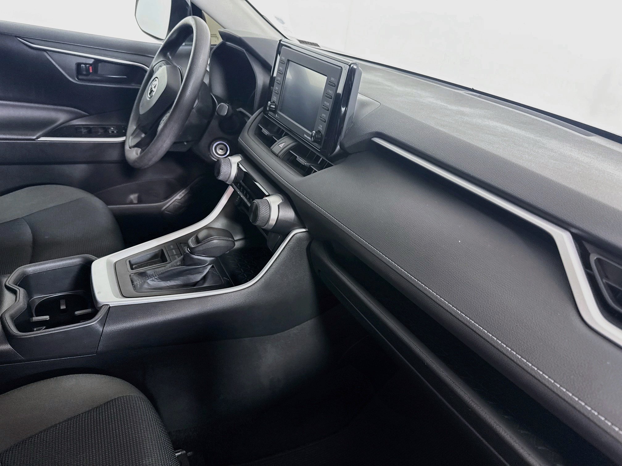 Used 2022 White Toyota LE image 26