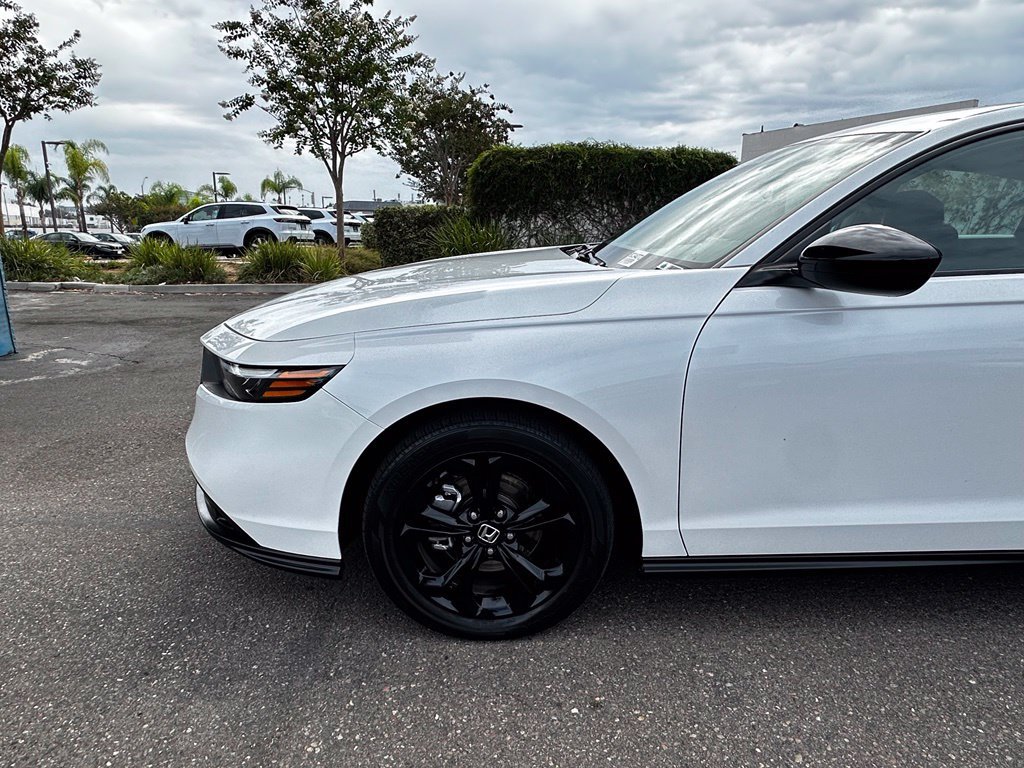 Used 2025 Platinum White Pearl Honda SE image 5