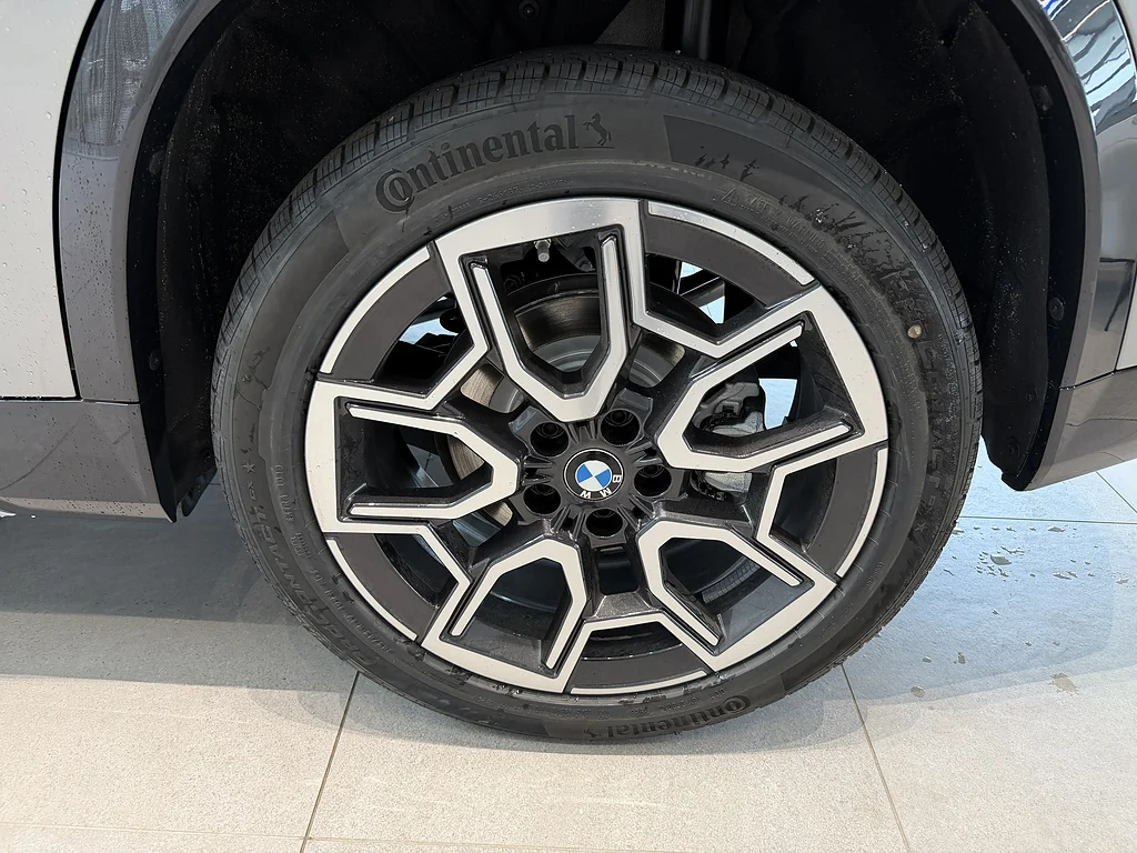 New 2027 Space Silver Metallic BMW xDrive28i image 7