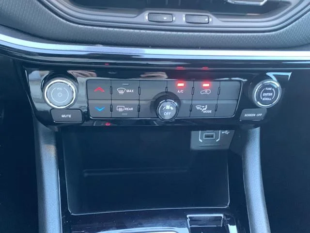 New 2026 White Jeep Latitude image 34