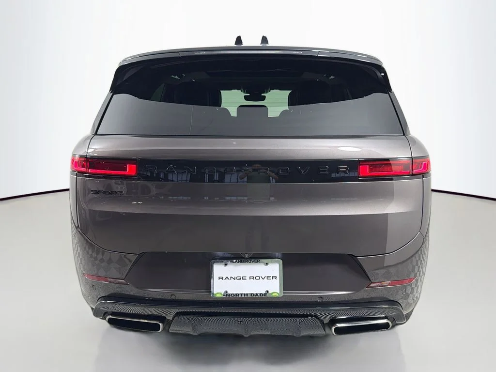 Used 2024  Land Rover Dynamic SE image 6
