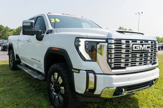 Used 2024 White GMC Denali image 4