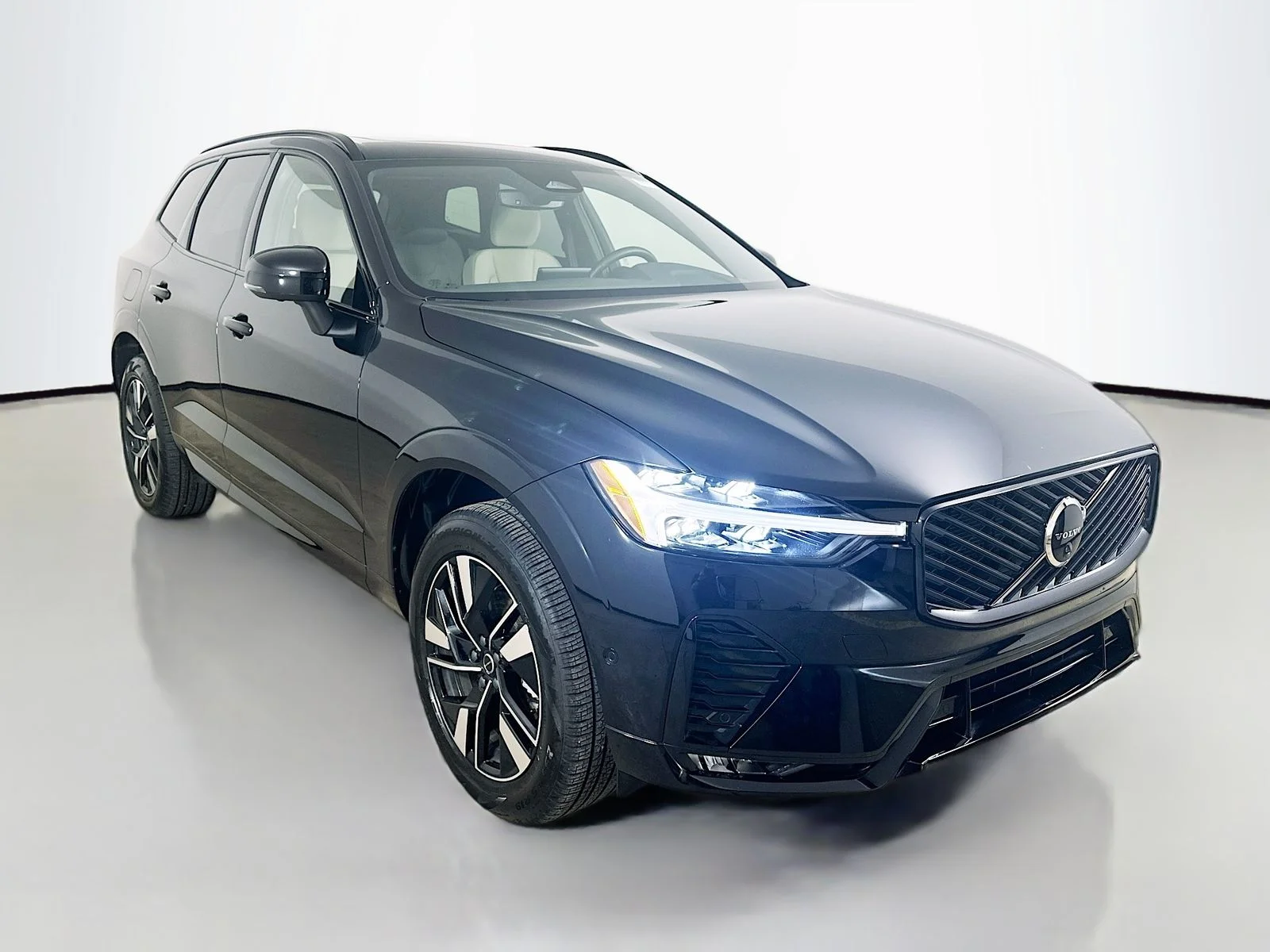 2026 Volvo XC60 Plus - Photo 3