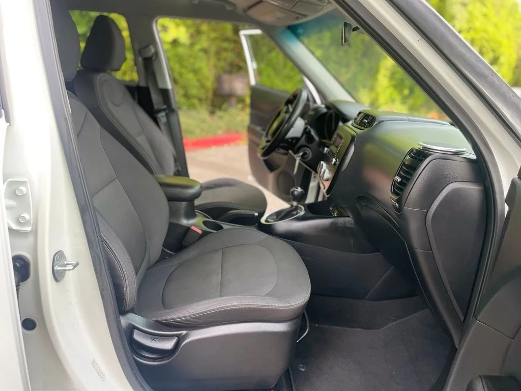 Used 2014 Clear White Kia Base image 21