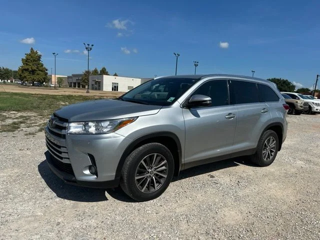 Used 2019 Silver Toyota XLE image 5