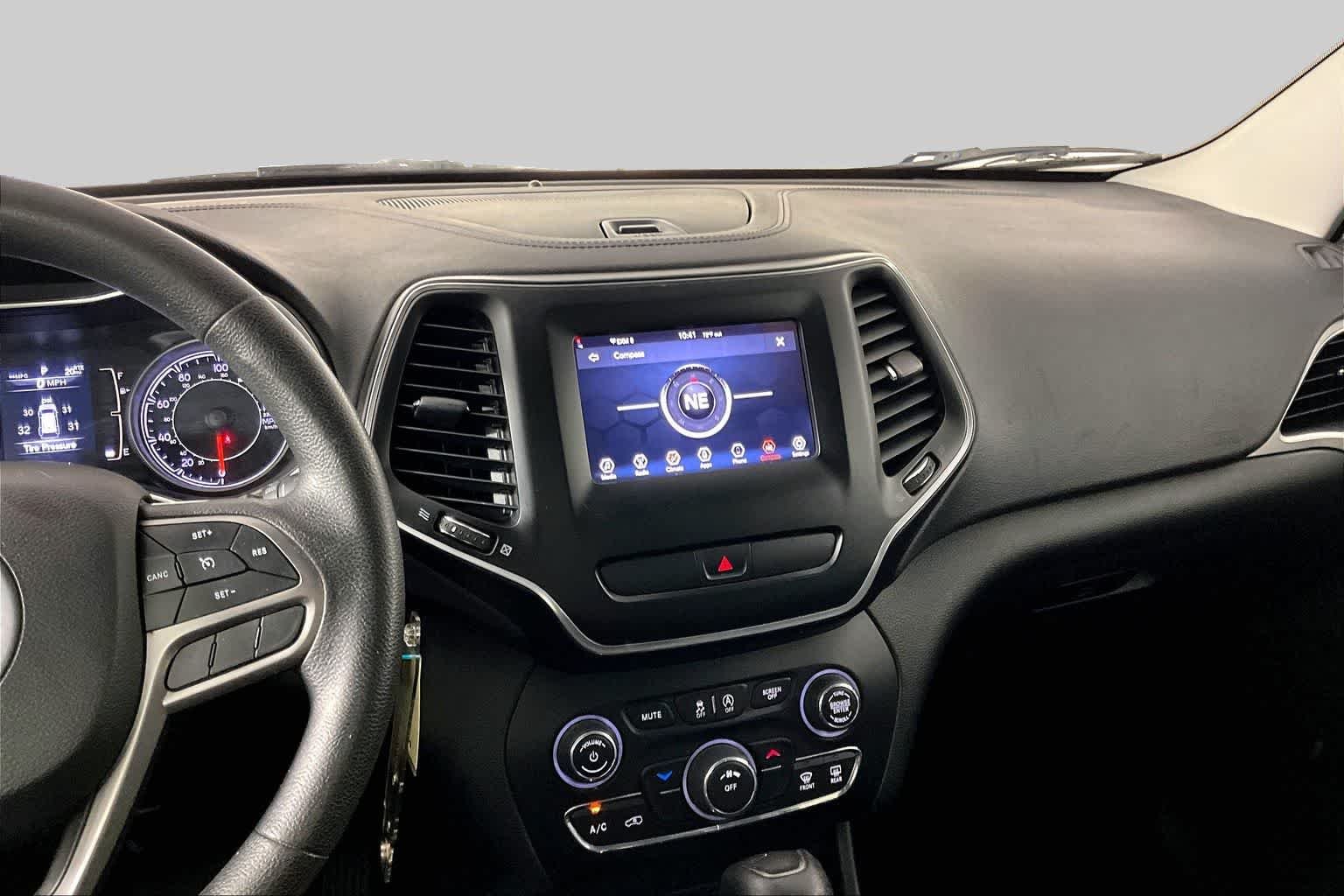 Used 2019 Velvet Red Pearlcoat Jeep Latitude image 7