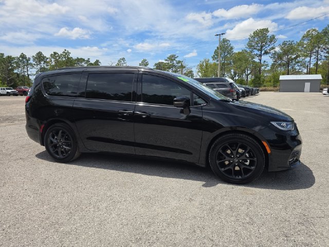 New 2026 Diamond Black Crystal Pearl-Coat Exterior Paint Chrysler Limited image 2