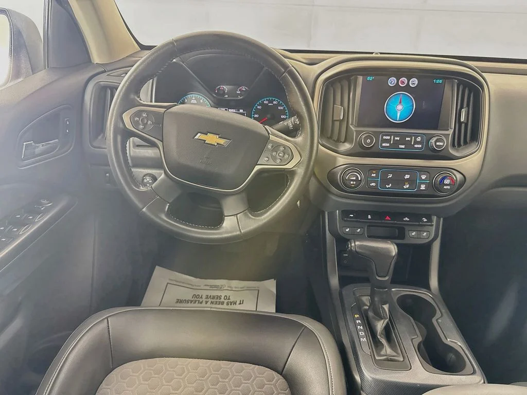 Used 2015 White Chevrolet Z71 image 28