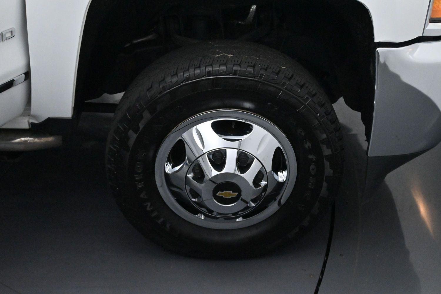 Used 2018 SUMMIT WHITE Chevrolet LTZ image 33