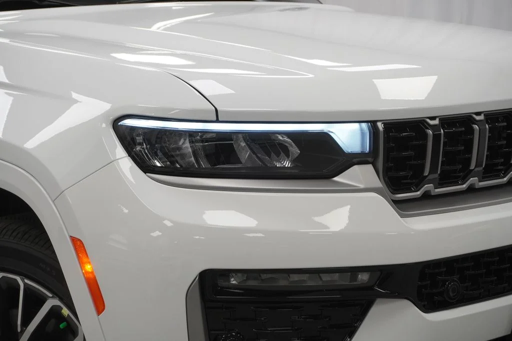 New 2026 Bright White Clear-Coat Exterior Paint Jeep Summit image 5