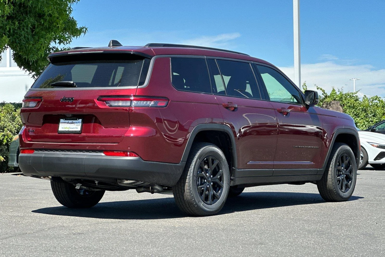 New 2026 Velvet Red Pearl-Coat Exterior Paint Jeep Laredo Altitude image 3