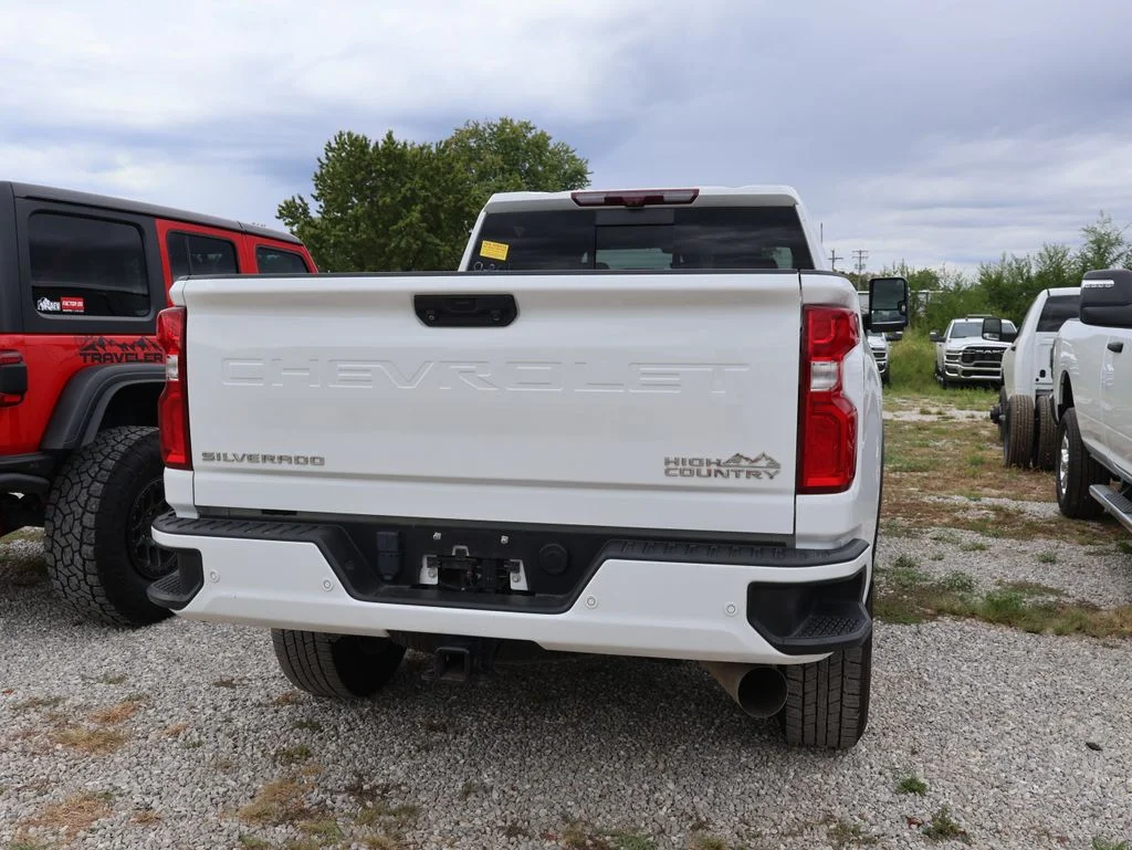 Used 2022 White Chevrolet High Country image 17