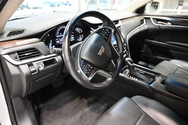 Used 2019 RADIANT SILVER METALLIC Cadillac Luxury image 19