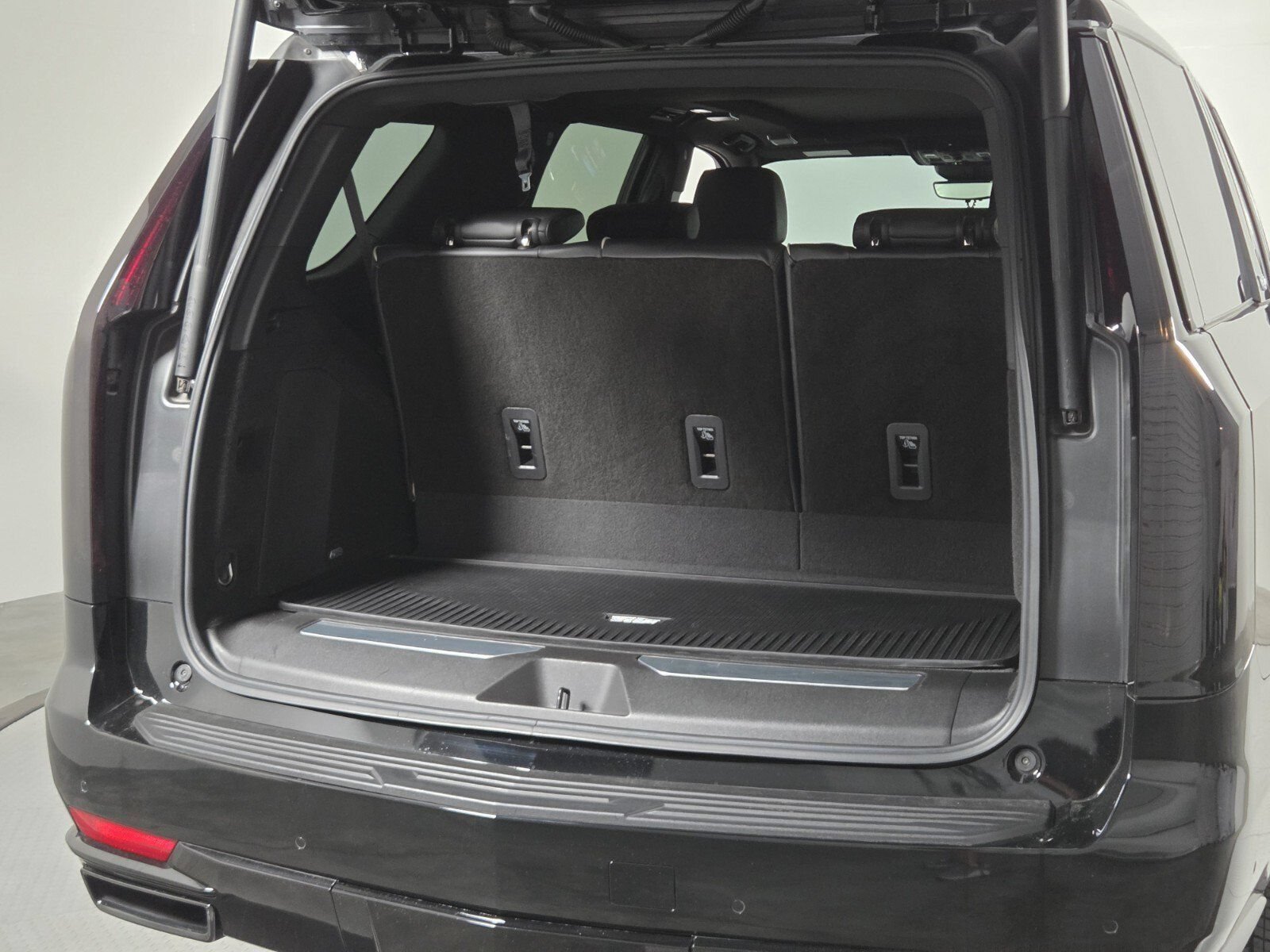Used 2022 BLACK RAVEN Cadillac Sport image 17