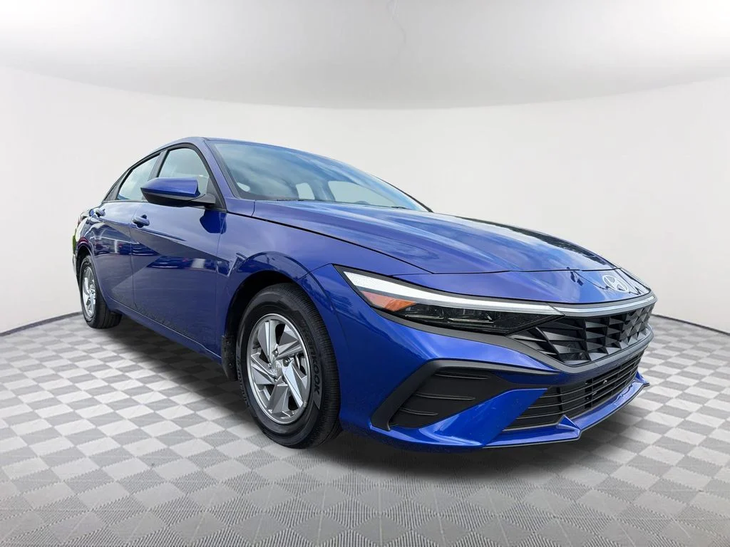 Used 2025 Blue Hyundai SE image 3