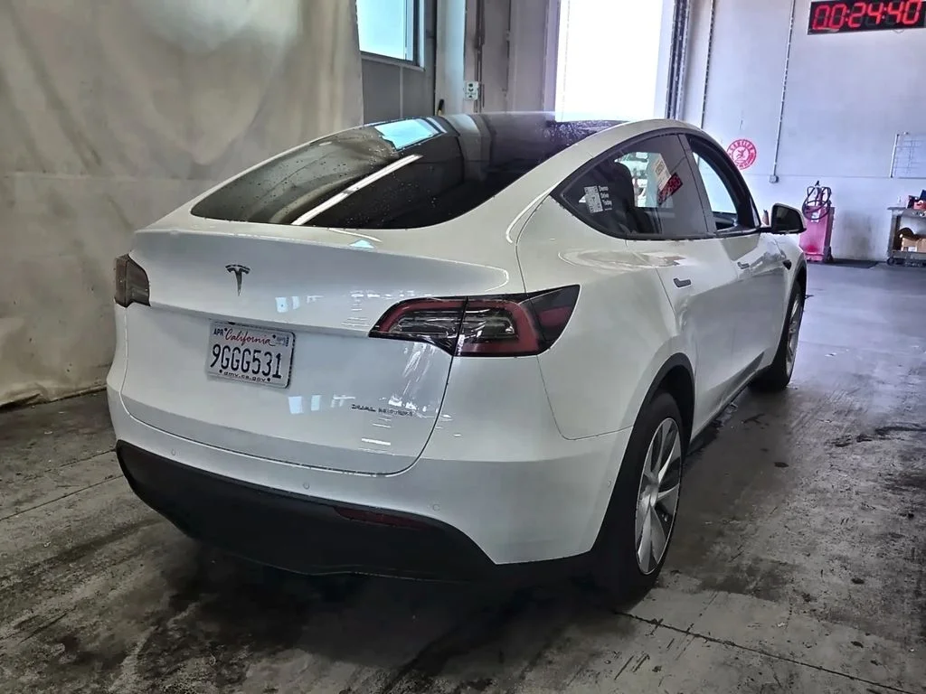 Used 2022 White Tesla Long Range image 4