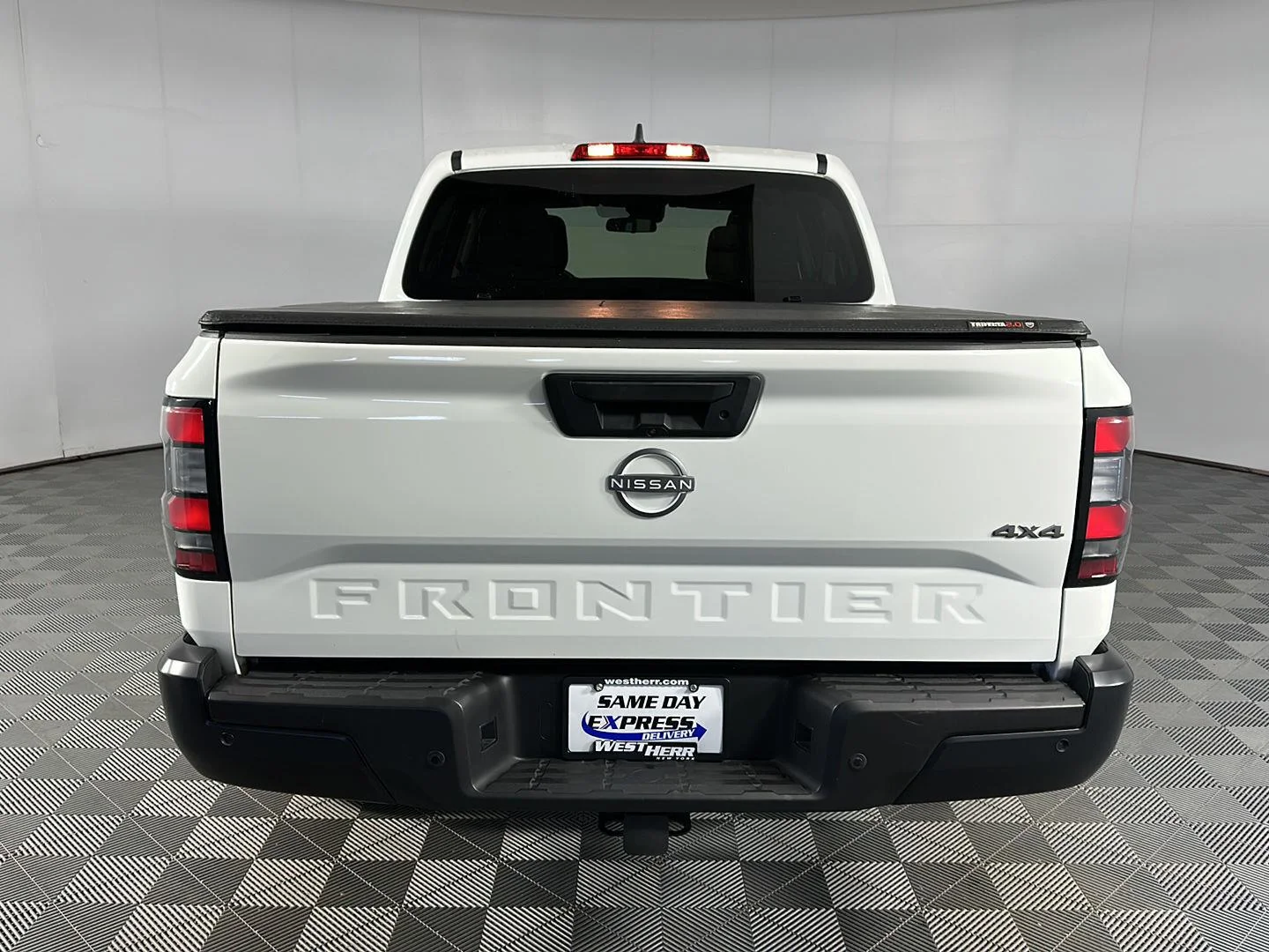 Used 2022 Glacier White Nissan S image 21