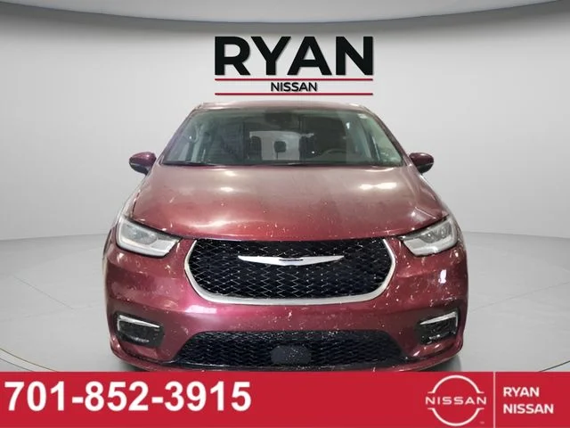 2023 Chrysler Pacifica Touring L's photo