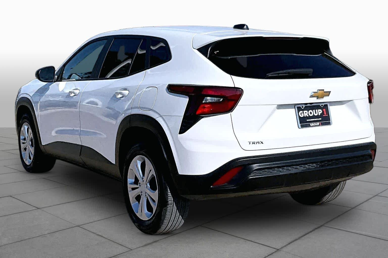 Used 2025 Summit White Chevrolet LS image 12
