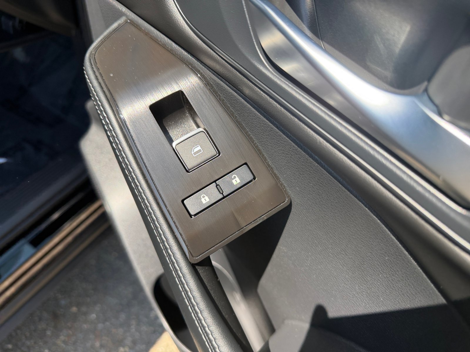 Used 2025 Super Black Nissan SL image 34