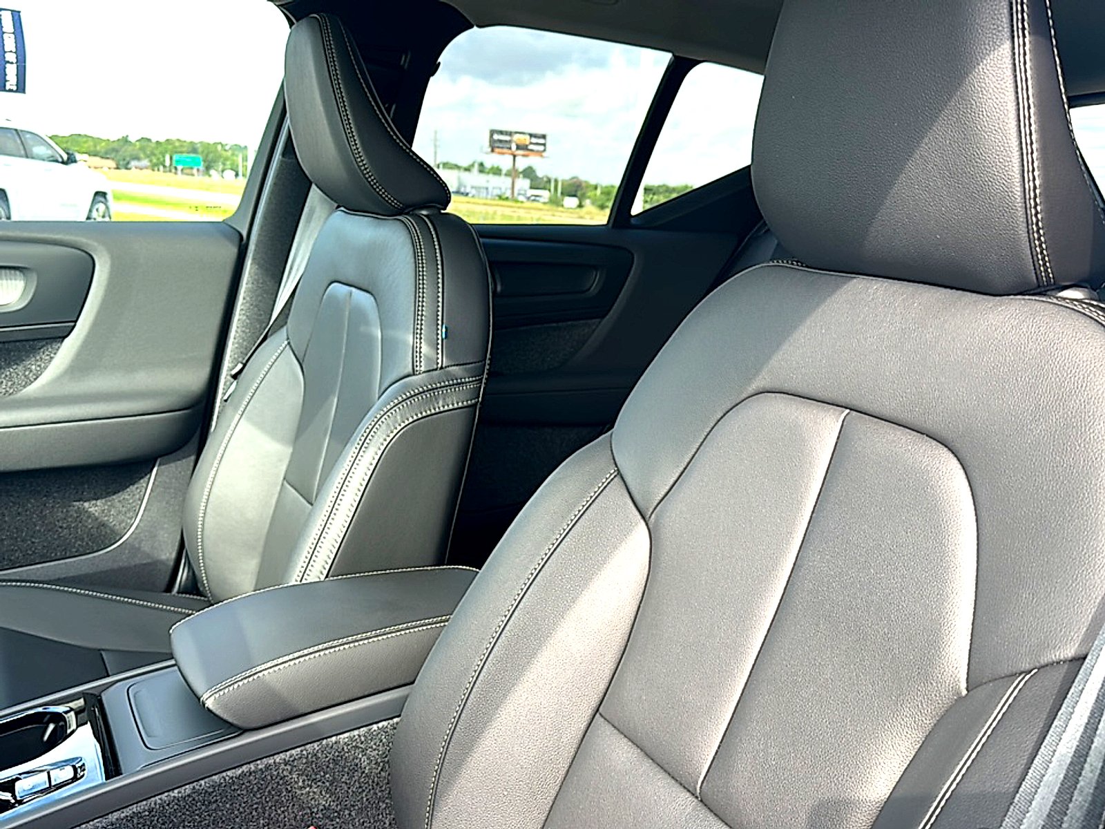 2026 Volvo XC40 Plus - Photo 11