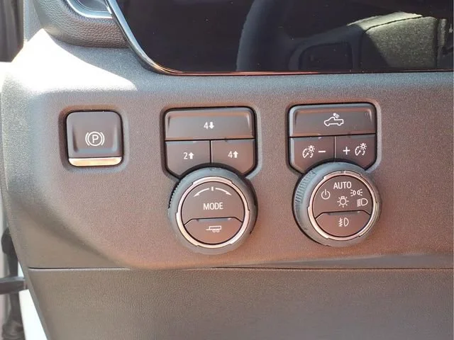 Used 2025 Summit White Chevrolet LT image 17