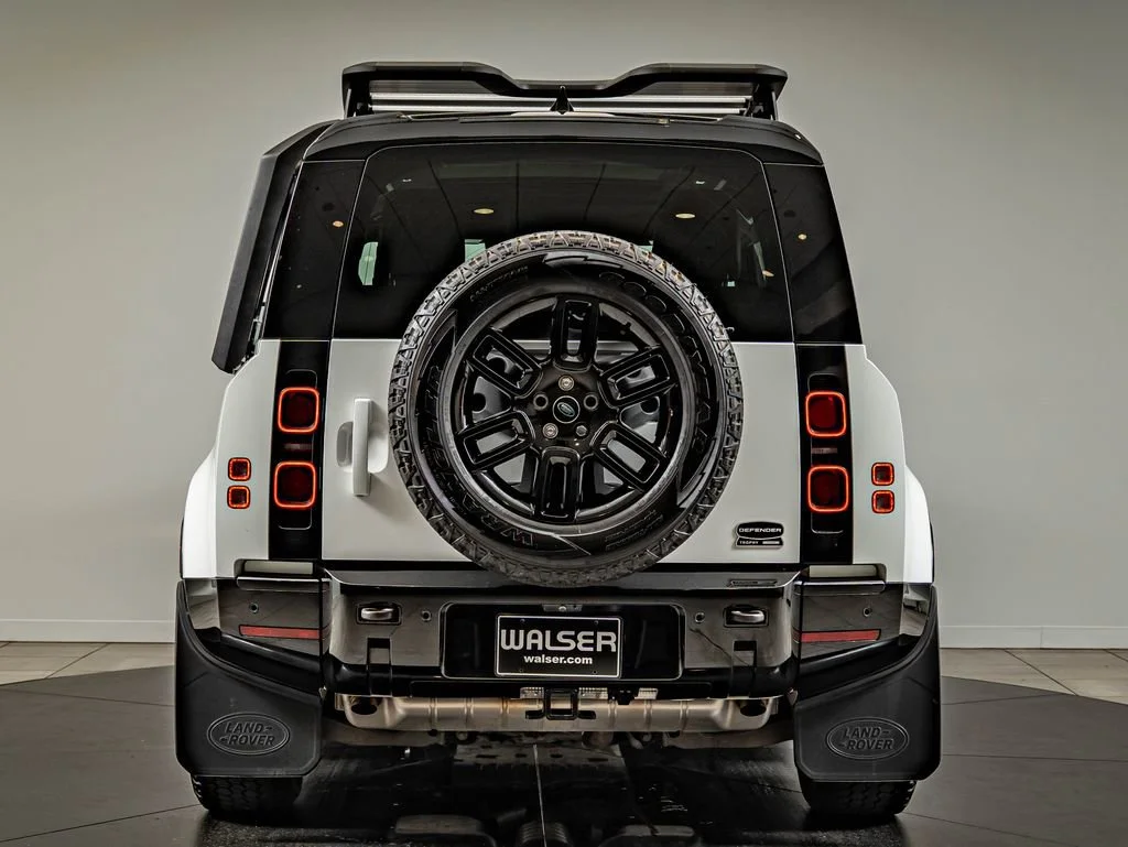 Used 2023 Fuji White Land Rover X-Dynamic SE image 6