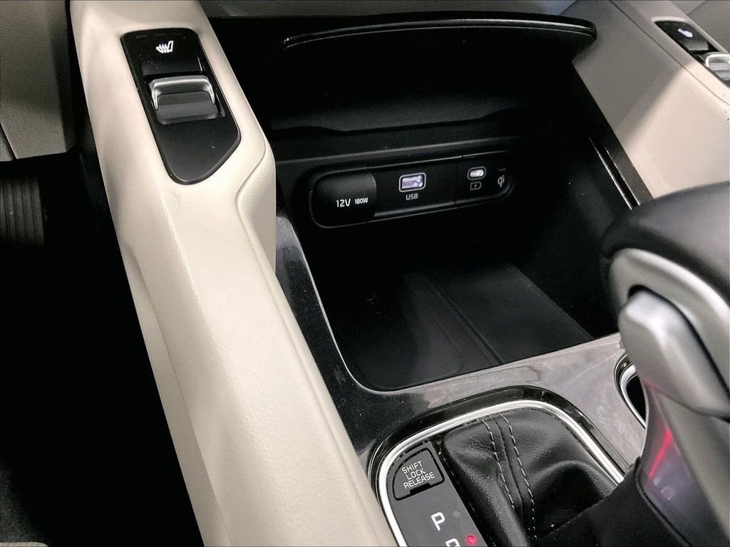 Used 2023 White Kia S image 27