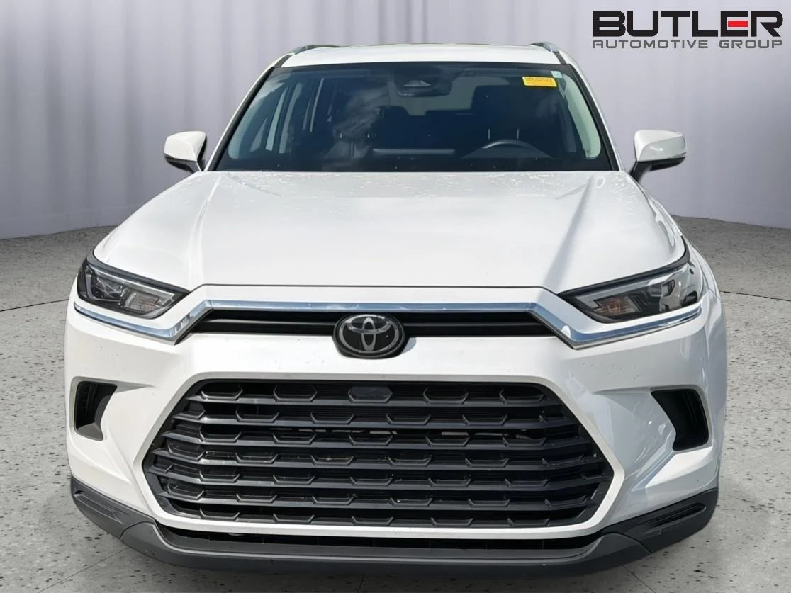 Used 2025 Wind Chill Pearl Toyota XLE image 3