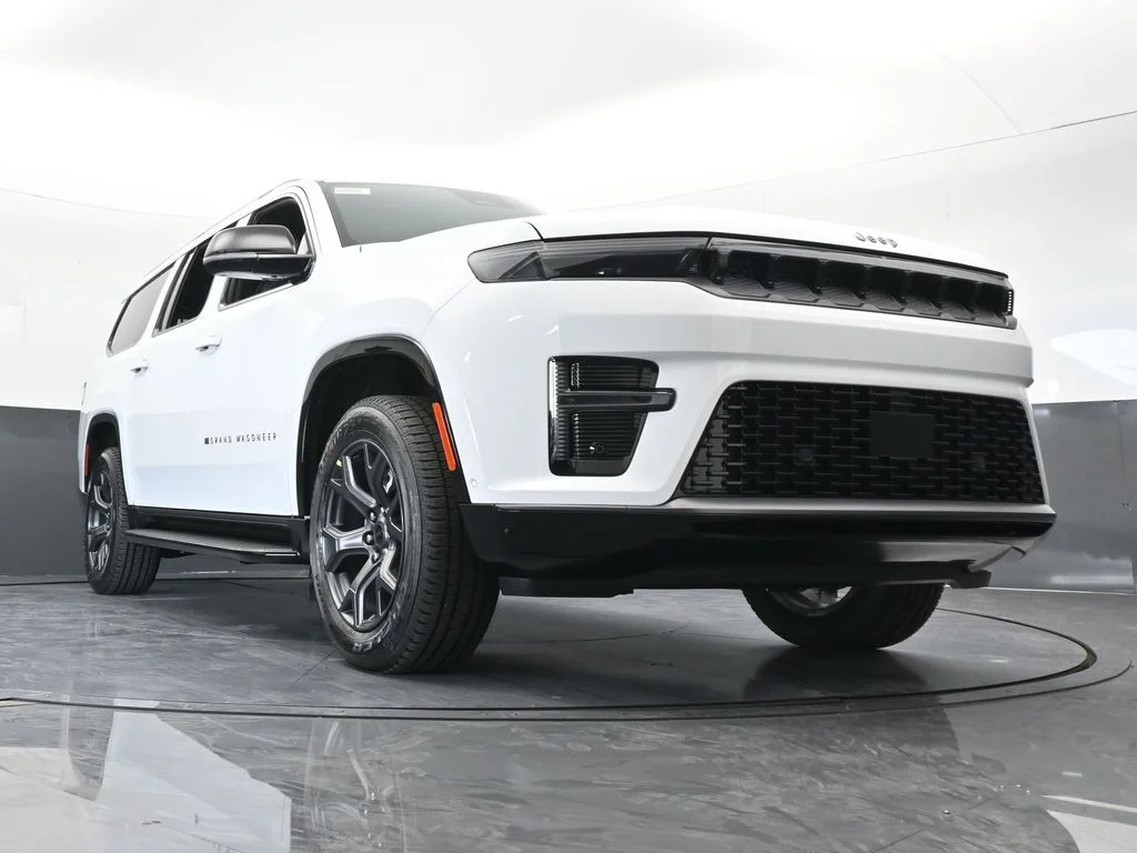 New 2026 Bright White Clear-Coat Exterior Paint Jeep Limited Altitude image 60