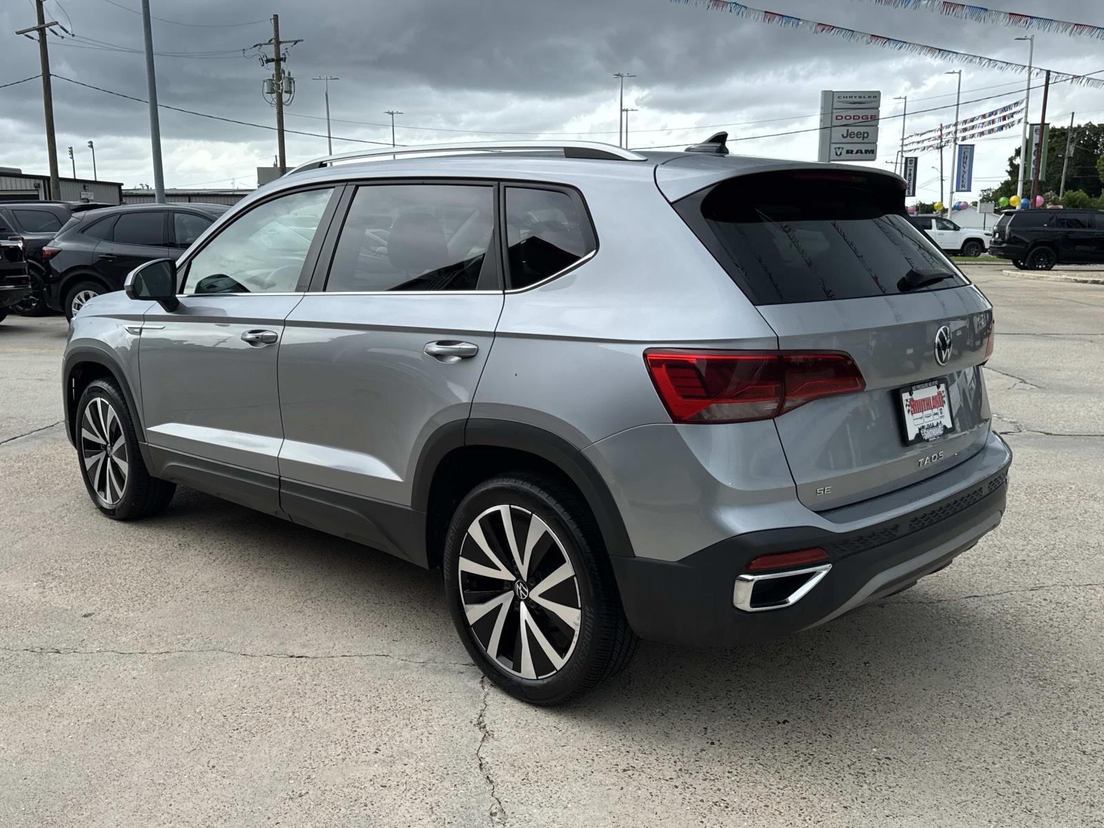 Used 2024 Pyrite Silver Metallic Volkswagen SE image 5