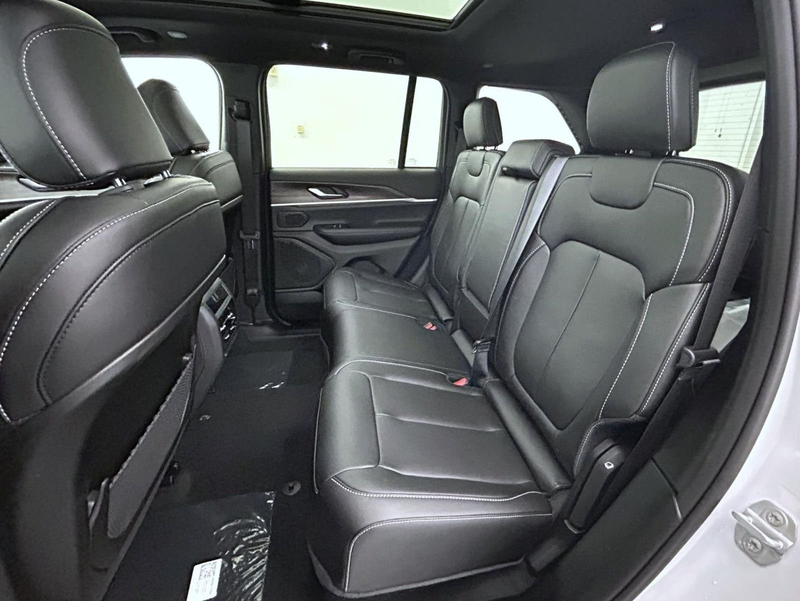 New 2026 Bright White Clear-Coat Exterior Paint Jeep Limited image 19