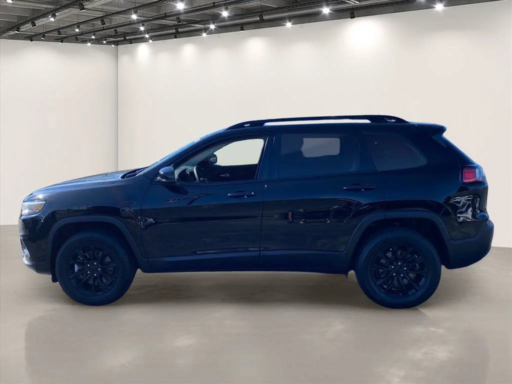 Used 2023 Diamond Black Crystal Pearlcoat Jeep Altitude Lux image 4