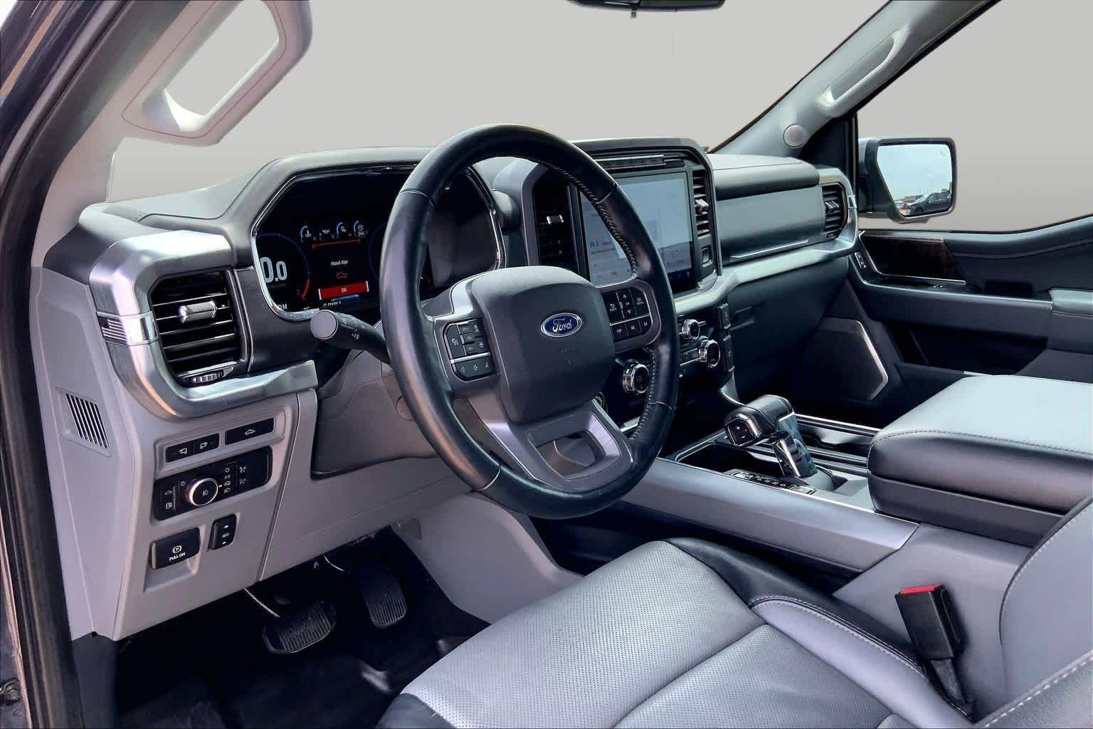 Used 2021 Smoked Quartz Metallic Tinted Clearcoat Ford LARIAT image 18
