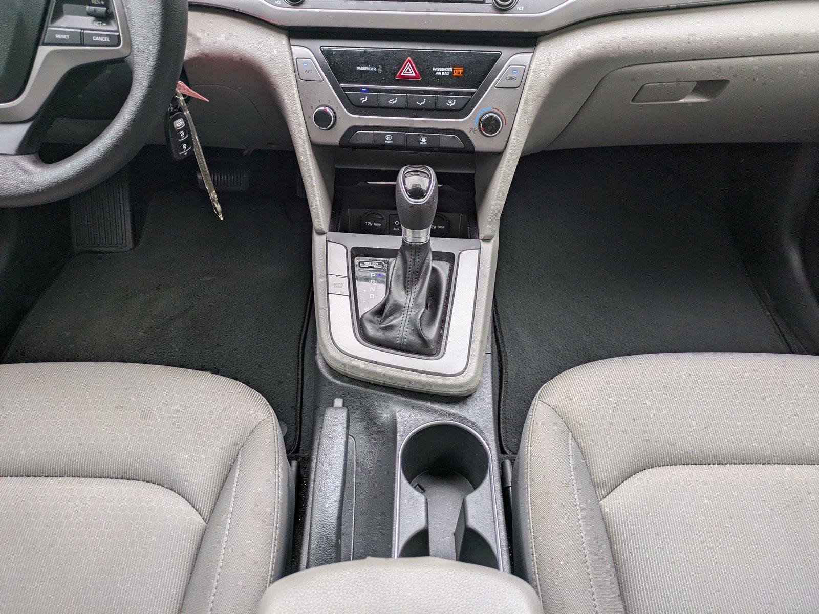 Used 2017 Electric Blue Hyundai SE image 18