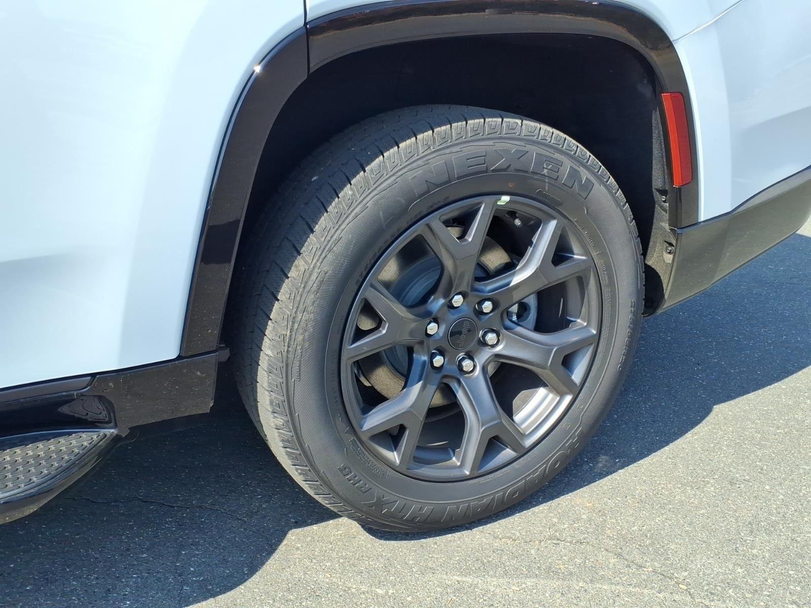 New 2026 Bright White Clear-Coat Exterior Paint Jeep Limited Altitude image 12