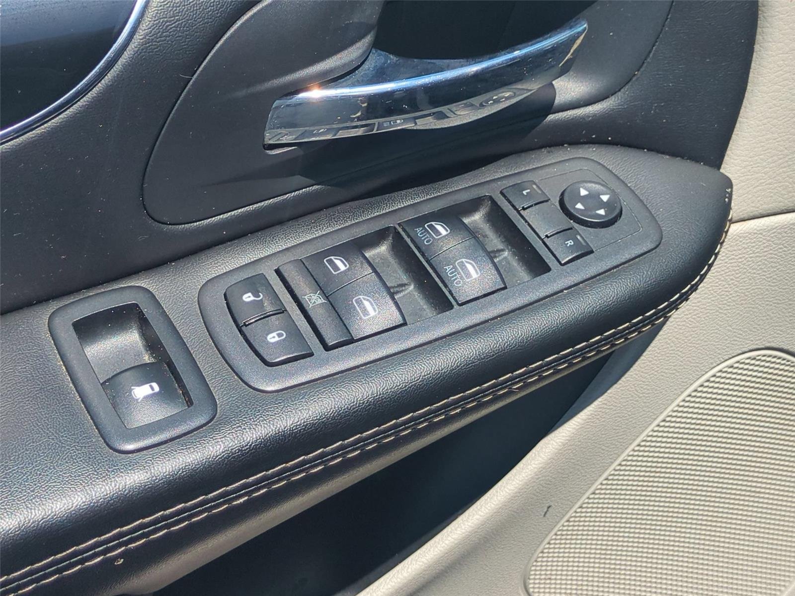 Used 2018 Black Onyx Crystal Pearlcoat Dodge SXT image 31