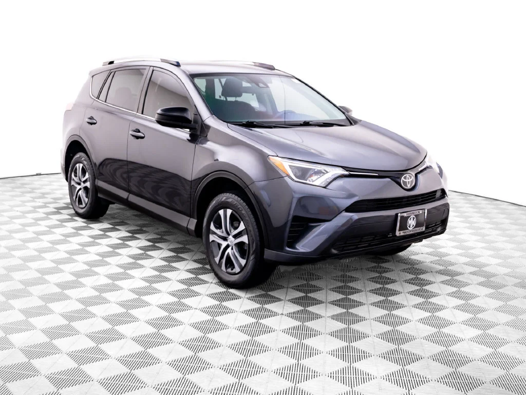 Used 2018 Gray Toyota LE image 10