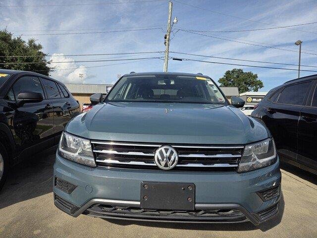 Used 2019 Silk Blue Metallic Volkswagen SE image 2